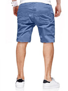 Mann in blauen Chino-Shorts, Rückansicht, lässige Sommermode, weiße Sneaker.