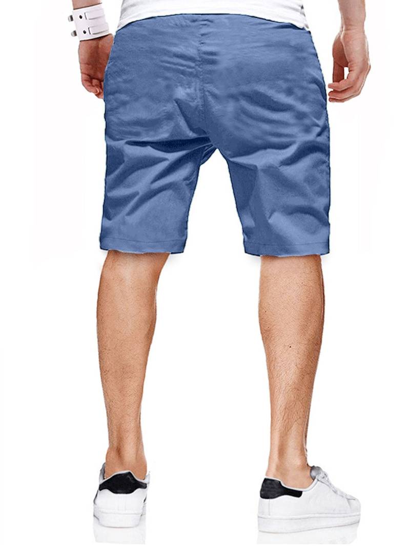 Mann in blauen Chino-Shorts, Rückansicht, lässige Sommermode, weiße Sneaker.