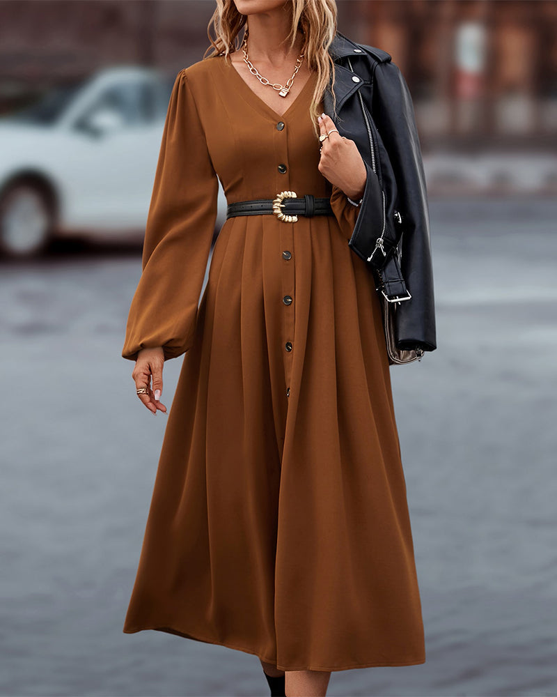 Elegantes braunes Maxikleid mit V-Ausschnitt und Knopfleiste, kombiniert mit schwarzer Lederjacke. Perfekt für stilvolle Herbstmode.