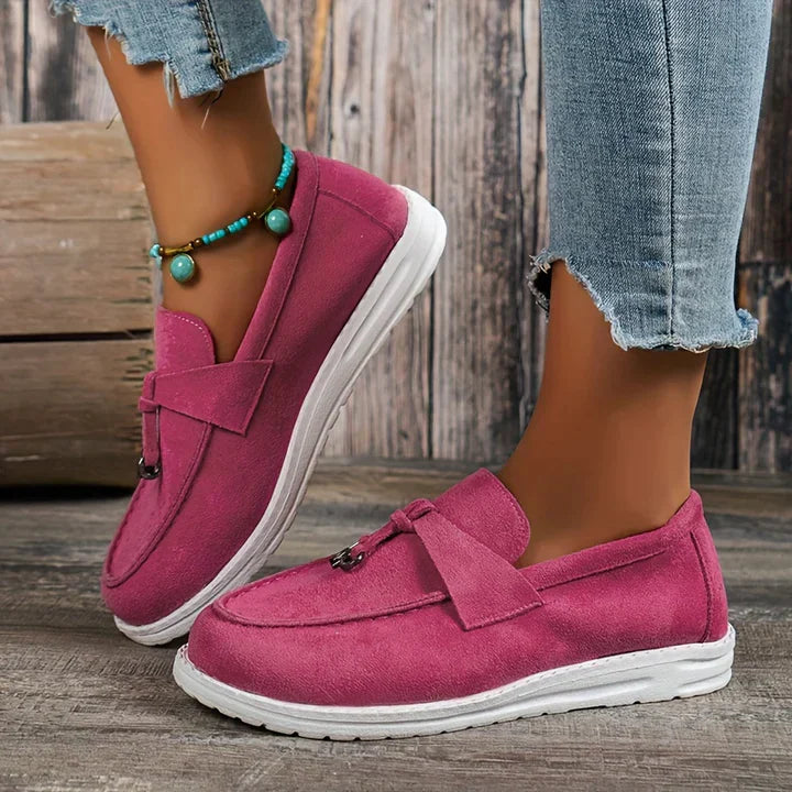 Damen-Mokassins in Pink, aus Wildleder, mit weißer Sohle. Bequeme Freizeitschuhe, ideal für den Alltag. Trendige Mode für Frauen.