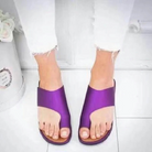Lila Sandalen für Damen, modisch und bequem, ideal für Sommer und Freizeit. Perfekt kombinierbar mit weißer Kleidung. Trendige Fußbekleidung.
