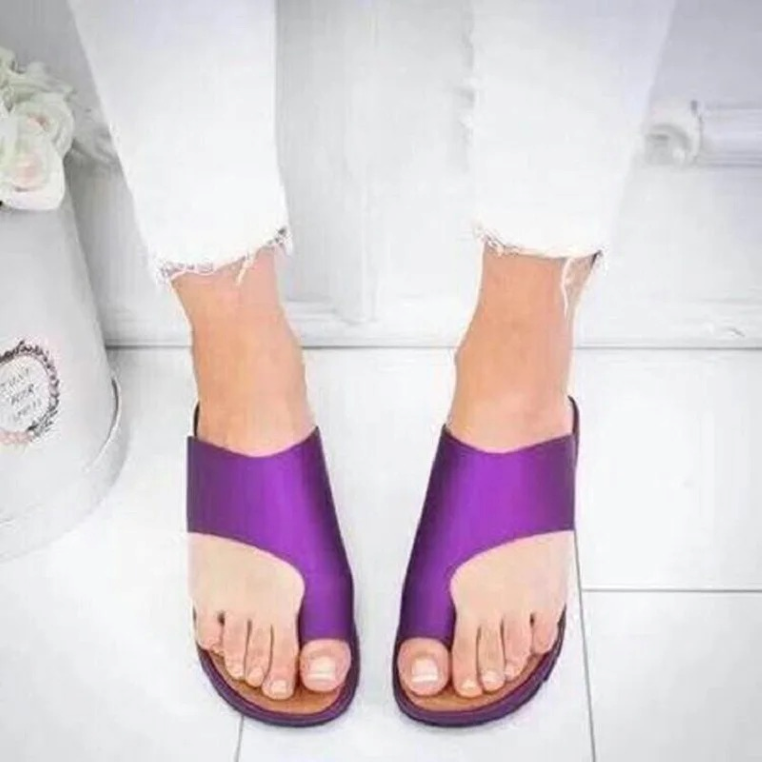 Lila Sandalen für Damen, modisch und bequem, ideal für Sommer und Freizeit. Perfekt kombinierbar mit weißer Kleidung. Trendige Fußbekleidung.