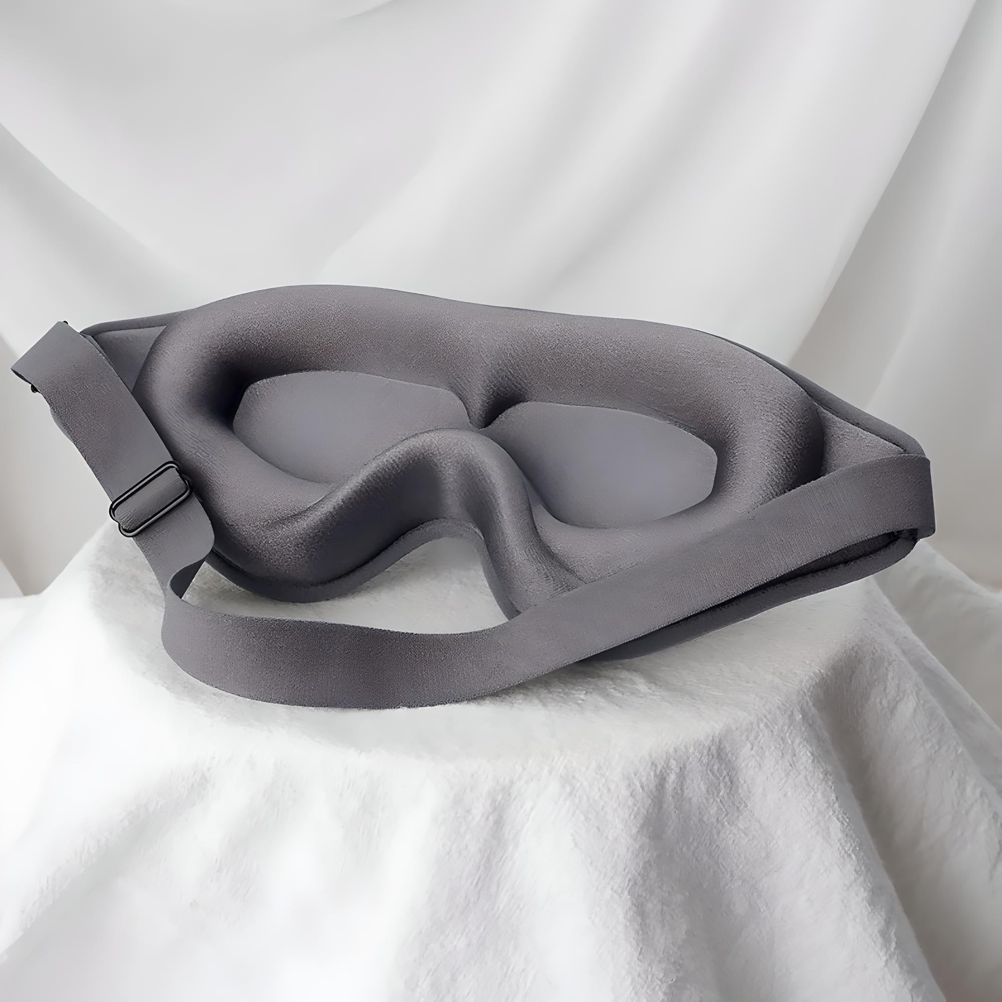 Graue Schlafmaske aus Memory-Schaum, ergonomisch, verstellbar, für erholsamen Schlaf.