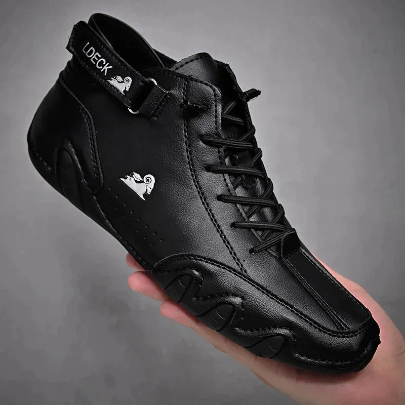 Schwarzer Leder-Sneaker mit Schnürung und Klettverschluss, sportlich-elegant, ideal für Herrenmode, bequeme Passform, modernes Design.