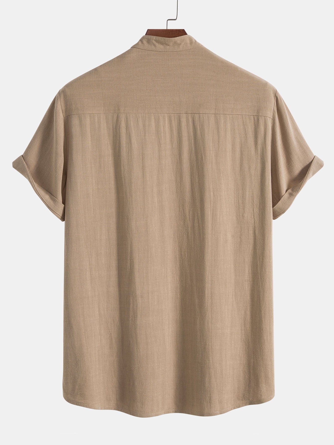 Beige Herrenhemd aus Leinen, kurzärmelig, lässiger Schnitt. Perfekt für Sommermode, atmungsaktiv und stilvoll. Ideal für Freizeitkleidung.