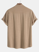 Beige Herrenhemd aus Leinen, kurzärmelig, lässiger Schnitt. Perfekt für Sommermode, atmungsaktiv und stilvoll. Ideal für Freizeitkleidung.