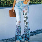 Damen-Jeans mit Blumenmuster, ausgestelltem Bein und hoher Taille. Perfekt für modische Outfits. Trendige Damenmode, ideal für den Sommer.