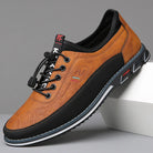 Herren-Ledersneaker in Braun mit schwarzer Sohle, sportlich-elegantem Design, ideal für Freizeit und Business. Bequeme Passform, modischer Look.