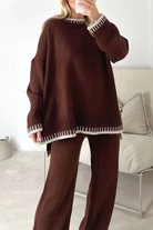 Damen Strickset in Braun, bestehend aus Oversize-Pullover und weiter Hose, ideal für Herbstmode. Bequem, stilvoll, mit weißen Akzenten.