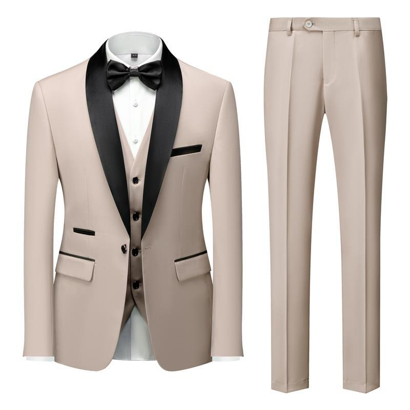 Eleganter cremefarbener Anzug mit schwarzem Revers und Fliege, ideal für Hochzeiten und formelle Anlässe. Herrenmode, stilvoll, klassisch.