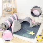 Katzenspielzeug Set, grau-rosa, mit Tunnel und Kratzmatte, interaktives Spielzeug für Katzen.