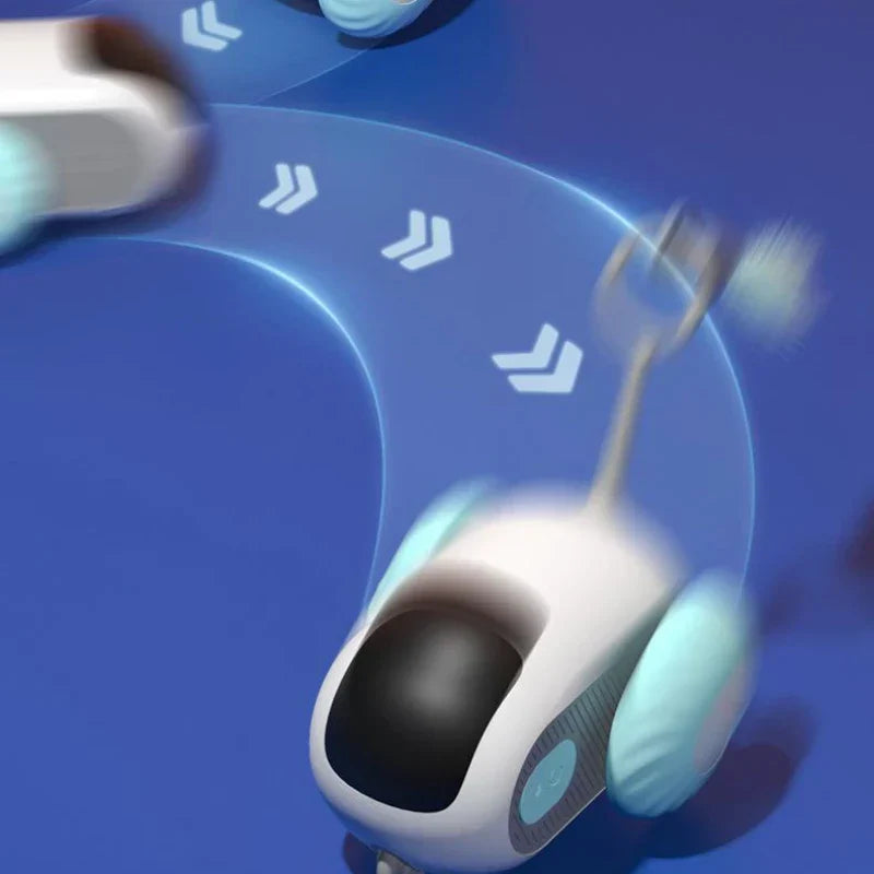 Spielzeugroboter mit blauen Rädern auf blauem Hintergrund, zeigt Bewegungspfeile. Interaktives, intelligentes Kinderspielzeug, futuristisches Design.