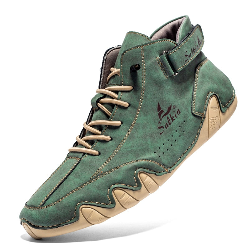 Grüner Sneaker mit beiger Sohle, handgefertigt, aus Leder, modisch und bequem. Perfekt für Freizeit und Outdoor-Aktivitäten.