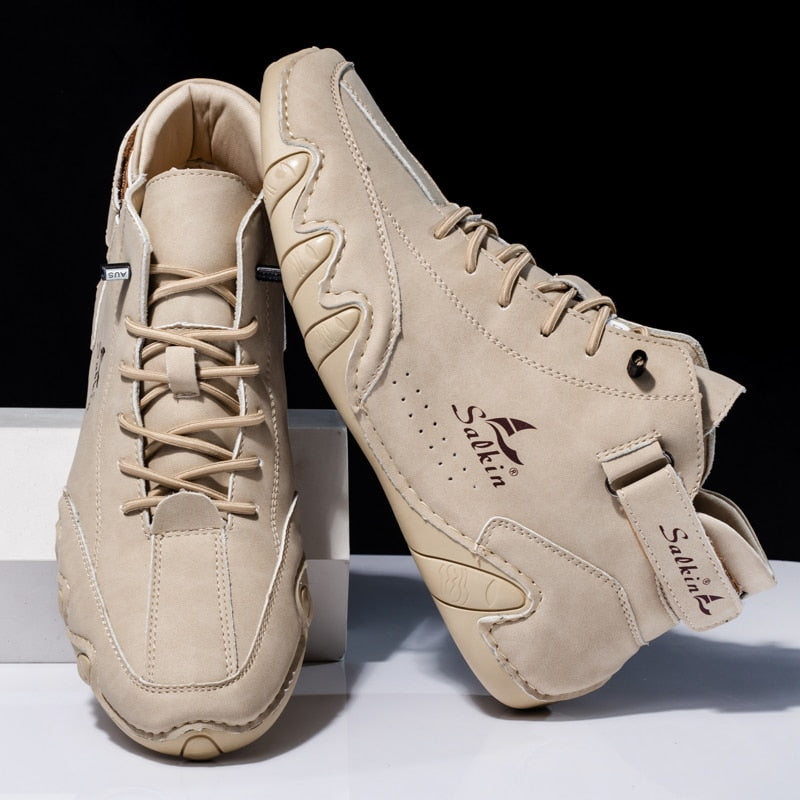 Beige Herren-Sneaker aus Leder mit rutschfester Sohle, ideal für Outdoor-Aktivitäten. Modischer, bequemer Freizeitschuh für jeden Tag.