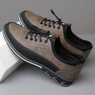 Herren-Freizeitschuhe, braun-schwarz, mit Schnürung und sportlichem Design. Bequeme Sneaker für Alltag und Freizeit. Hochwertige Materialien.