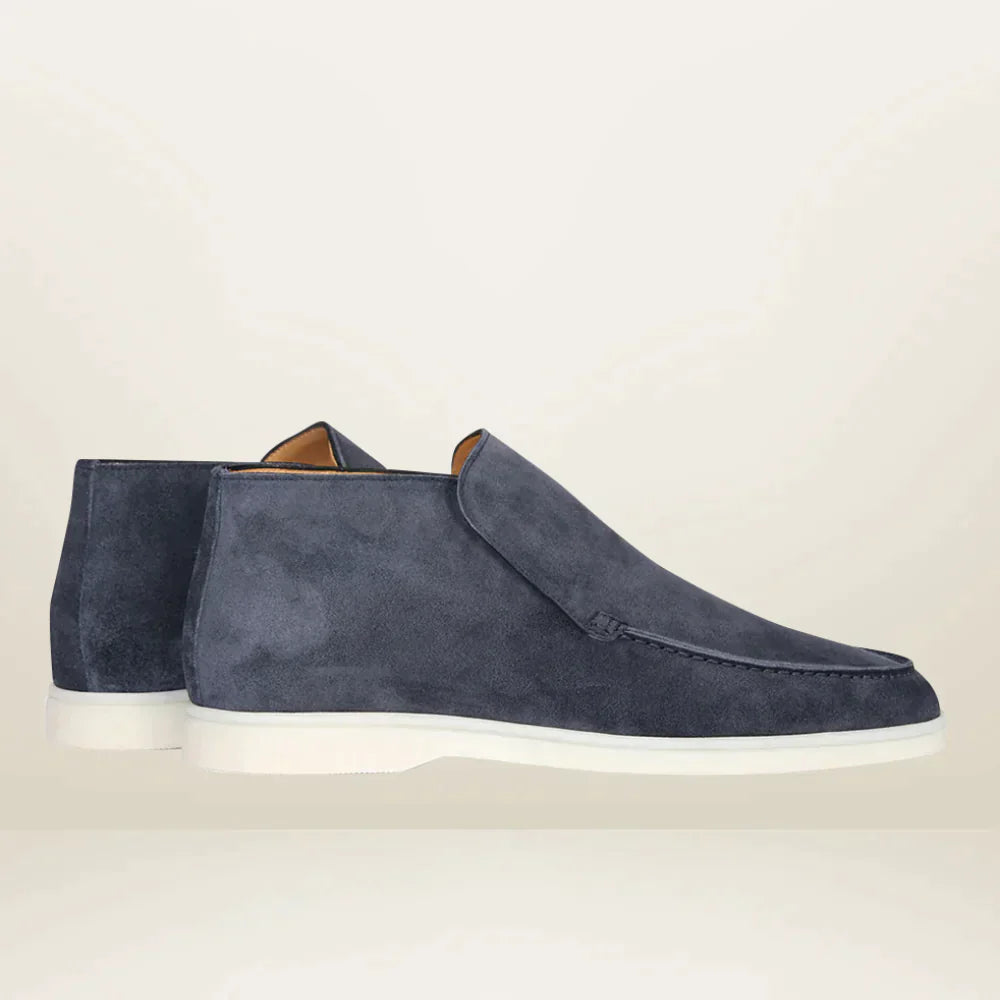 Dunkelblaue Wildleder-Slipper für Herren mit weißer Sohle, elegantes Design.