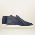 Dunkelblaue Wildleder-Slipper für Herren mit weißer Sohle, elegantes Design.
