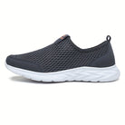 Schwarzer Sneaker mit atmungsaktivem Mesh-Obermaterial und weißer Sohle. Ideal für Sport und Freizeit. Bequeme, leichte Schuhe für Damen und Herren.