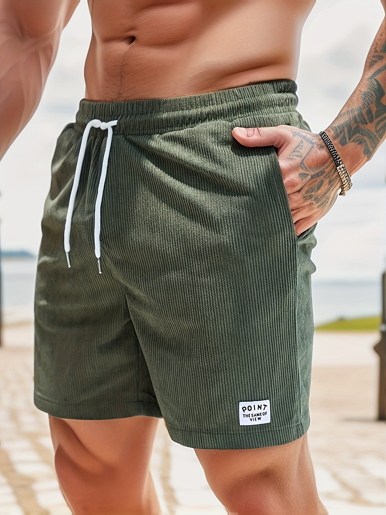 Grüne Cord-Badeshorts für Herren mit Kordelzug und Logo-Patch, ideal für Strand und Freizeit. Trendige Herrenmode, bequem und stilvoll.