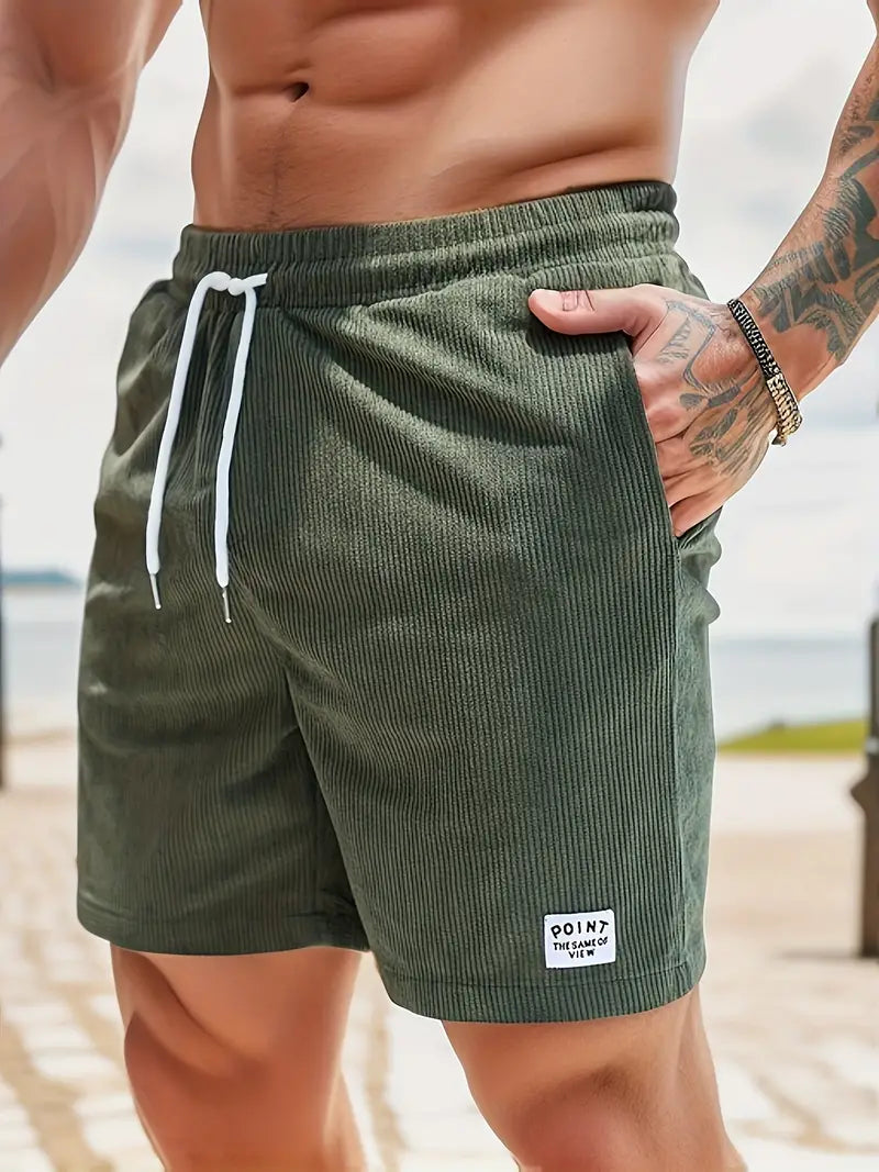Grüne Herren-Badeshorts mit Kordelzug, geripptes Material, Strandmode, Sommerbekleidung.