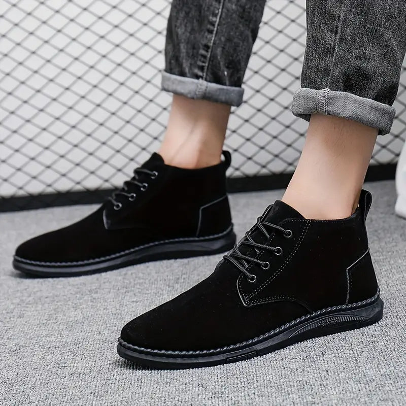 Schwarze Herren-Wildlederstiefel, modern und stilvoll, kombiniert mit grauen Jeans. Perfekt für Freizeitmode und urbane Outfits.