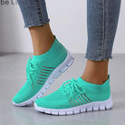Damen Sneaker in Türkis, atmungsaktiv und leicht, ideal für Sport und Freizeit. Modische Turnschuhe mit weißer Sohle und Schnürung.