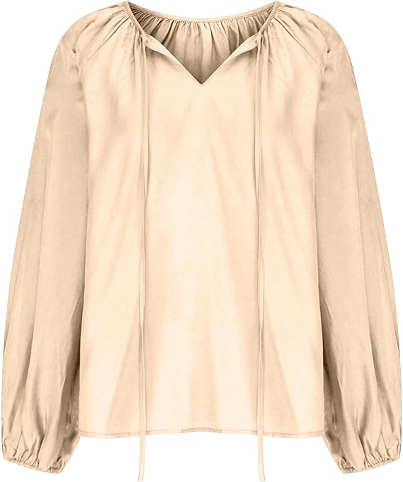 Beige Damenbluse mit V-Ausschnitt und langen Ärmeln, aus leichtem Stoff. Perfekt für elegante und lässige Outfits. Modetrend 2023.