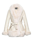 Eleganter Damenmantel aus Kunstleder mit weichem Kunstfellkragen und Gürtel, ideal für Wintermode. Stilvoller, warmer Mantel für Damen.