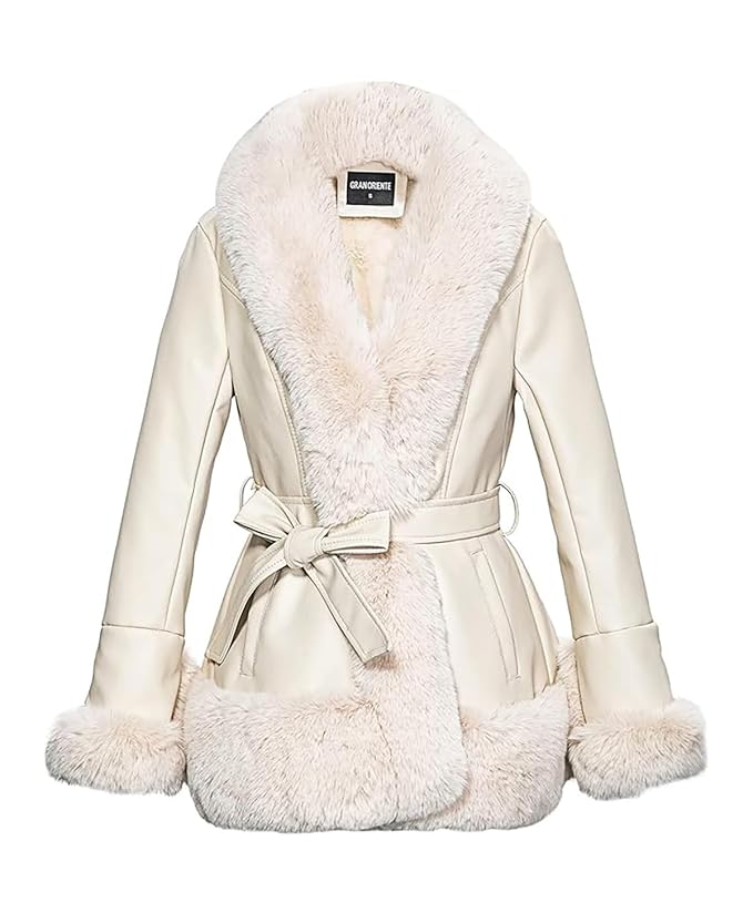 Eleganter Damenmantel aus Kunstleder mit weichem Kunstfellkragen und Gürtel, ideal für Wintermode. Stilvoller, warmer Mantel für Damen.