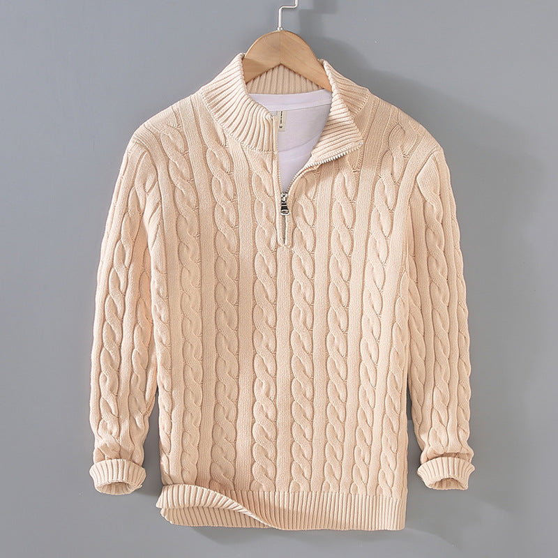 Beiger Strickpullover mit Zopfmuster, Reißverschluss und Stehkragen. Modischer Herrenpullover, ideal für Herbst und Winter. Hochwertige Baumwolle.