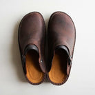 Braune Lederschuhe mit runder Spitze und Schnalle, handgefertigt, bequem und stilvoll. Perfekt für Herrenmode, Freizeit und Alltag.