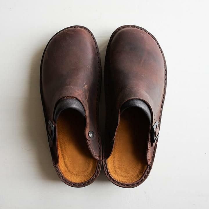 Braune Lederschuhe mit runder Spitze und Schnalle, handgefertigt, bequem und stilvoll. Perfekt für Herrenmode, Freizeit und Alltag.