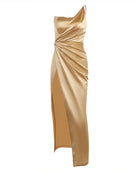 Elegantes, goldenes Satinkleid mit asymmetrischem Ausschnitt und hohem Schlitz. Perfekt für Abendveranstaltungen und besondere Anlässe.