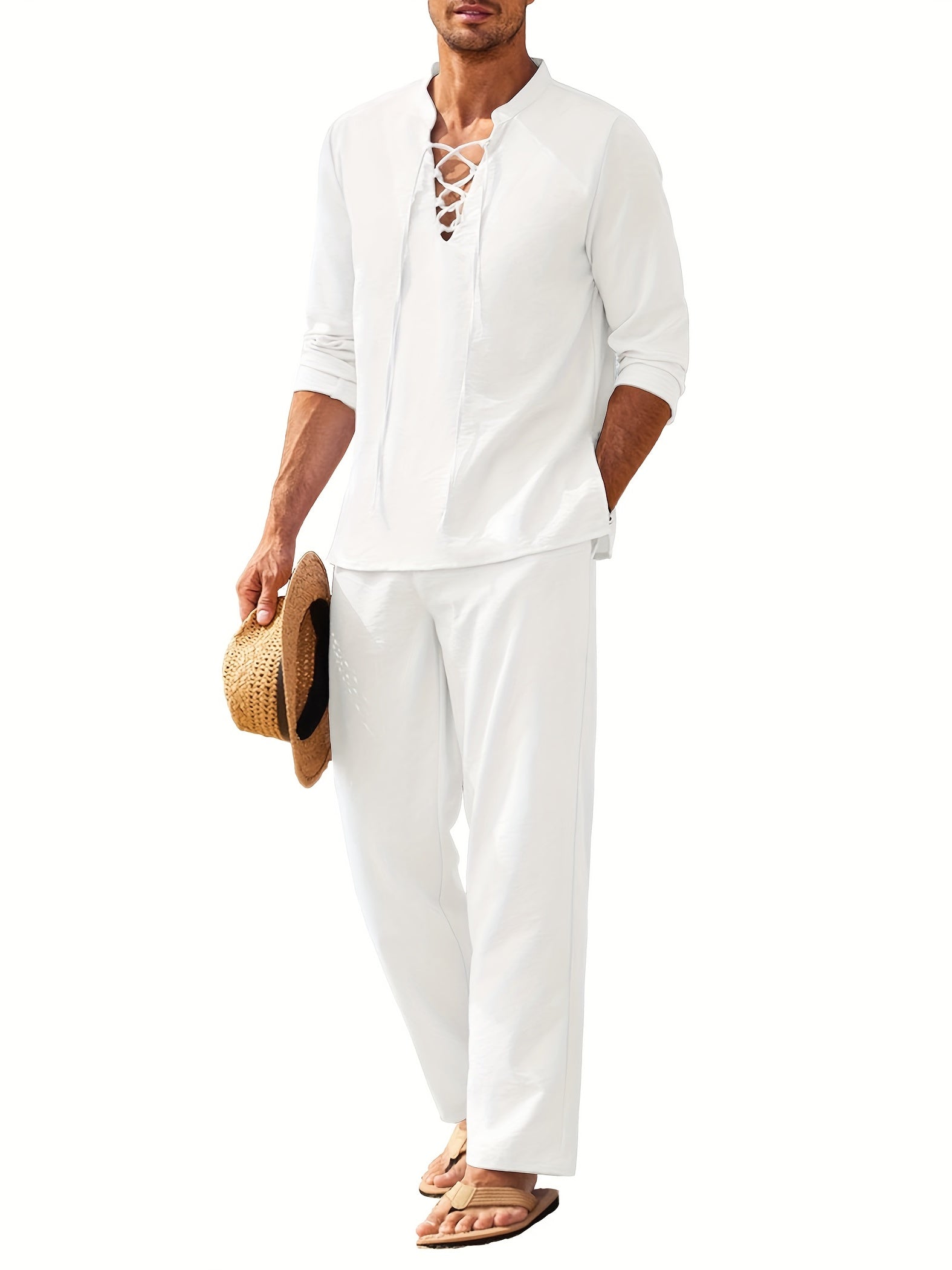 Mann in weißem Leinenanzug mit Schnürhemd, hält Strohhut, trägt Sandalen. Sommermode, lässiger Strandlook, Herrenbekleidung, stilvoll.