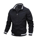 Schwarze Herrenjacke mit Reißverschluss, sportlich-elegantem Design, gestreiften Bündchen und Kragen. Perfekt für Freizeit und Alltag.