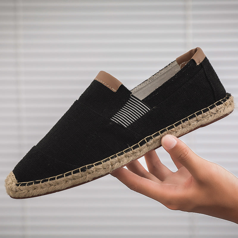 Schwarze Espadrilles für Herren, handgefertigt mit Jutesohle und braunen Akzenten. Bequeme Sommerschuhe, ideal für Freizeit und Strand.