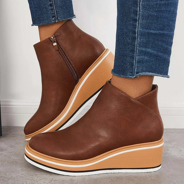 Damen Keilabsatz Stiefeletten in Braun, modisch und bequem, ideal für Herbst und Winter. Perfekt kombinierbar mit Jeans für einen trendigen Look.