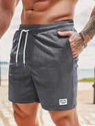 Graue Herren-Badeshorts mit Kordelzug, geripptem Stoff, Strandmode, Sommerbekleidung.