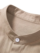 Beiges Leinenhemd mit Stehkragen und Knopfleiste. Hochwertige Verarbeitung, ideal für Sommermode. Perfekt für lässige und elegante Anlässe.