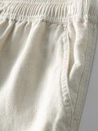 Beige Jogginghose aus Baumwolle mit elastischem Bund und Seitentaschen, ideal für bequeme Freizeitkleidung und sportliche Aktivitäten.