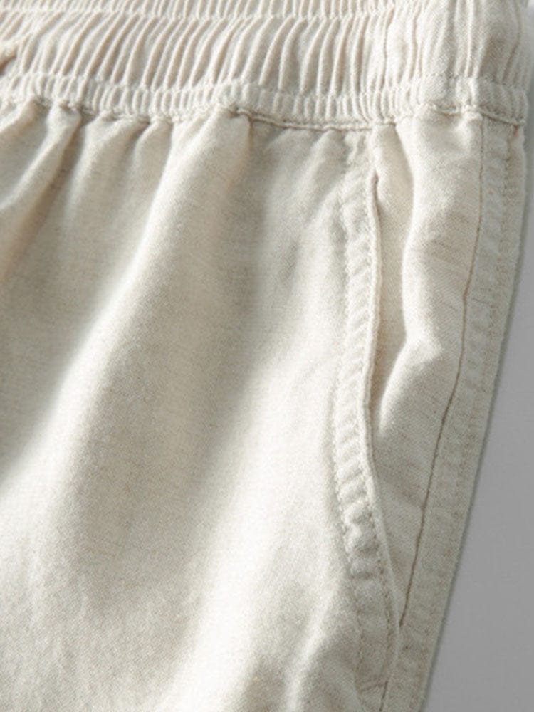 Beige Jogginghose aus Baumwolle mit elastischem Bund und Seitentaschen, ideal für bequeme Freizeitkleidung und sportliche Aktivitäten.