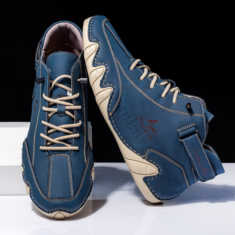 Herren Sneaker in Blau, Leder, sportlich, modisch, mit beiger Sohle und Schnürsenkeln. Perfekt für Freizeit und urbanen Stil.