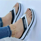 Damen-Plateau-Sandalen von Azaleia in Schwarz-Weiß, modisch und bequem, ideal für Sommermode. Perfekt für Strand und Freizeit.