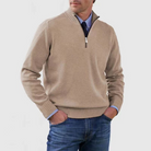 Herrenpullover mit Reißverschluss, beige, aus Baumwolle, ideal für Herbstmode. Kombiniert mit Jeans für einen lässigen, stilvollen Look.