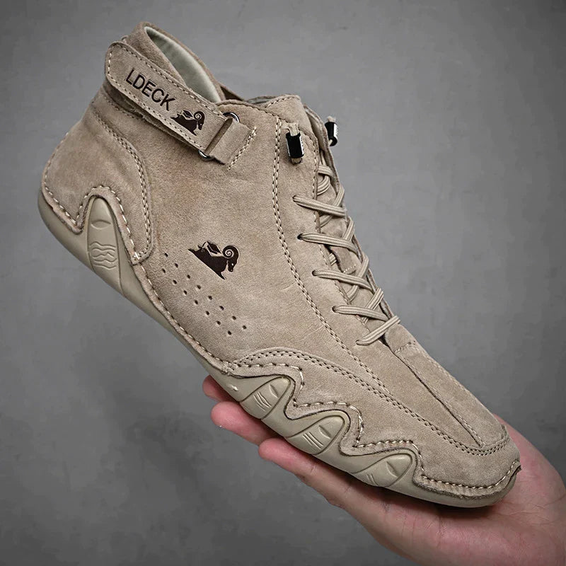 Hochwertiger, beiger Wildleder-Sneaker mit rutschfester Sohle und modernem Design. Perfekt für stilvolle Freizeit- und Outdoor-Aktivitäten.