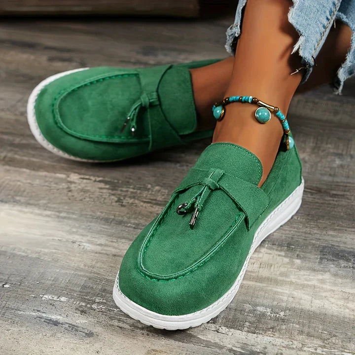 Grüne Damen-Loafer aus Wildleder mit weißer Sohle, modisch und bequem. Perfekt für Freizeitoutfits. Trendige Schuhe für Damen.