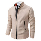 Beige Herren-Strickjacke mit Reißverschluss, elegantes Design, ideal für Herbstmode.