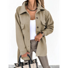 Damenmode: Beige Oversize-Jacke mit Knöpfen, kombiniert mit weißem Top und Lederhose. Trendige Herbstmode, stilvoll und vielseitig.