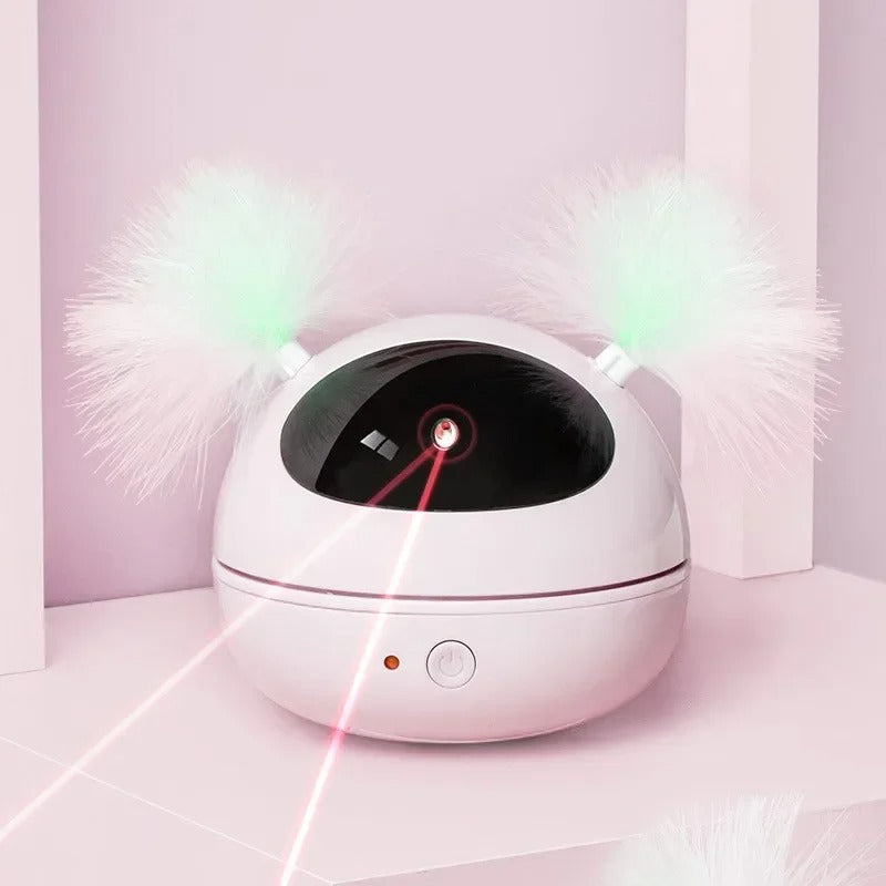 Weißer Katzenlaser-Spielzeug mit flauschigen Ohren, interaktiv, für Haustiere, auf rosa Hintergrund.
