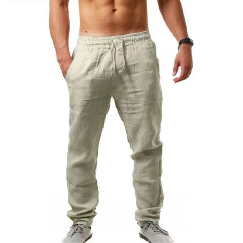 Herren Leinenhose in Beige, lässig und atmungsaktiv, ideal für Sommermode. Perfekt für Freizeit und Strand. Elastischer Bund, bequeme Passform.